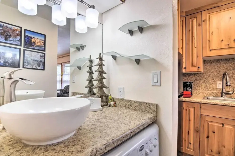 Cozy Studio w/ Fireplace ~ 1 Mi to Ski Resort