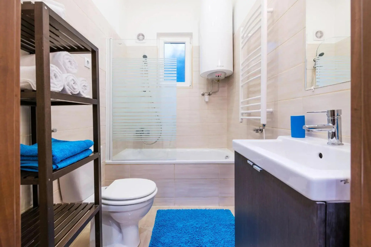 PARKING, AC, 2 Bedroom design flat in the center