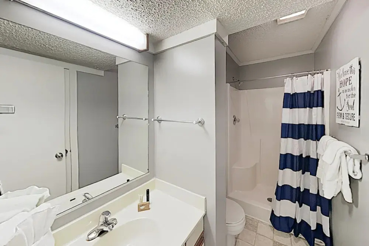 New Listing! Top-floor - Pool, Walk To Beach 2 Bedroom Condo
