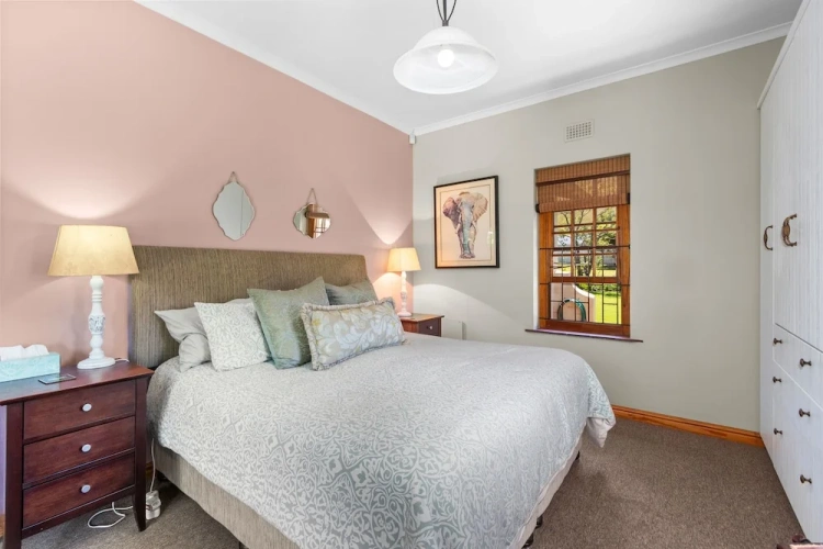 5 Bedrooms Cottage