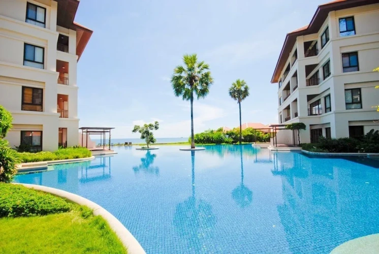 4 Bedrooms Apartment with garden view