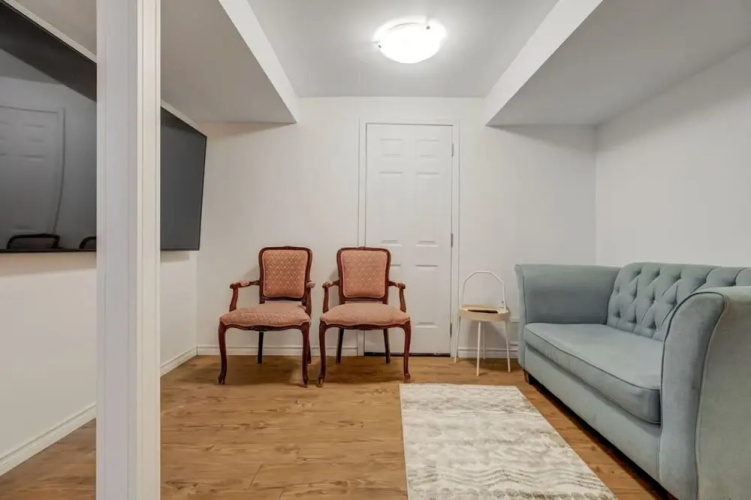 Comfortable Whitby 2 Bedroom Lower Suite