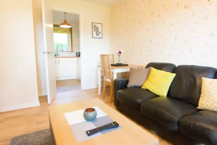 Modern 2 Bedroom Ground Floor Flat with Parking