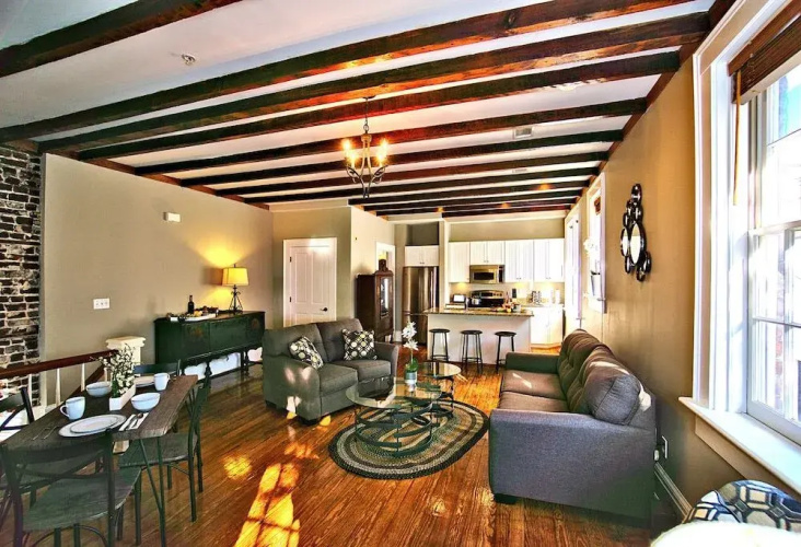 Comfy Carriage House Steps from the River