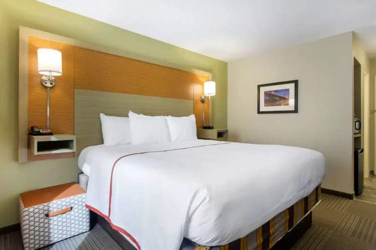 Country Hearth Inn & Suites - Columbia
