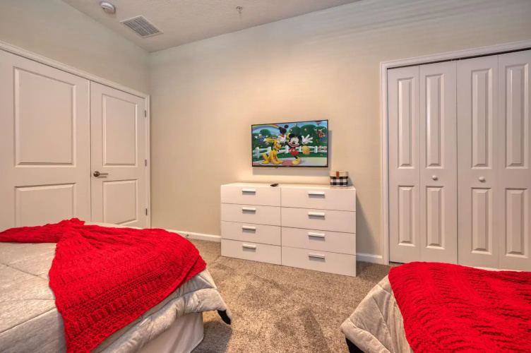 Chic and spacious Condo near Disney