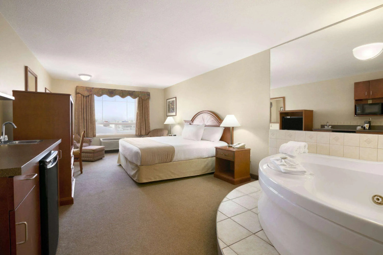 Super 8 By Wyndham High Level Ab