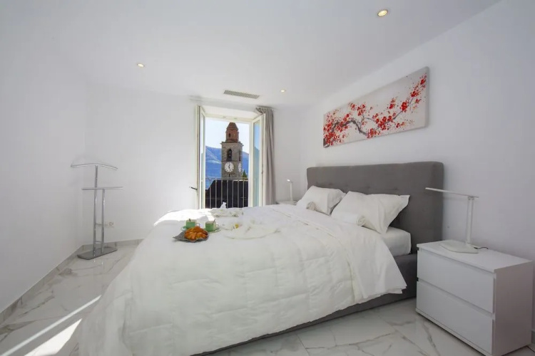 Red View Apartment