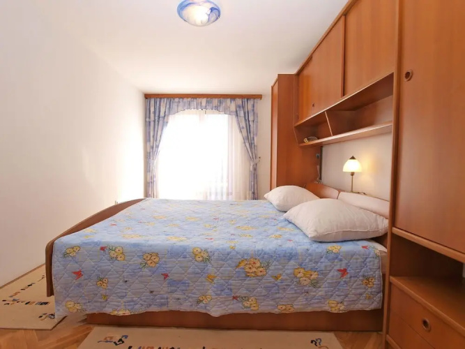 Apartment 979