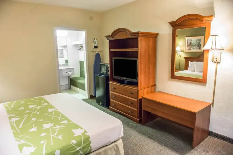 Econo Lodge North