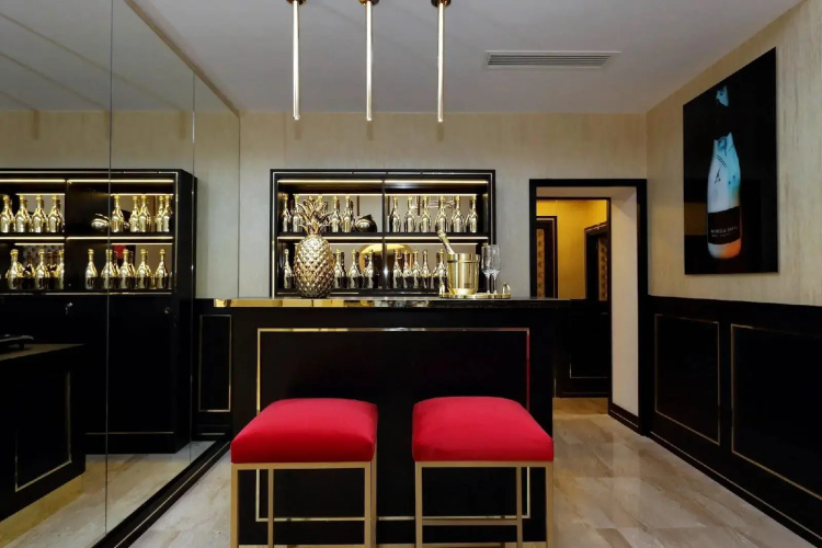 Trevi Diamond Luxury Suites & Jacuzzi