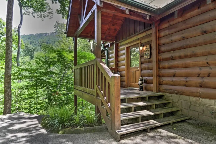 Gatlinburg Mountainside Escape w/ Deck & Hot Tub!