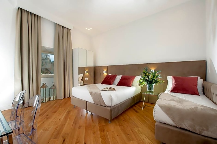 Standard Triple room with city view