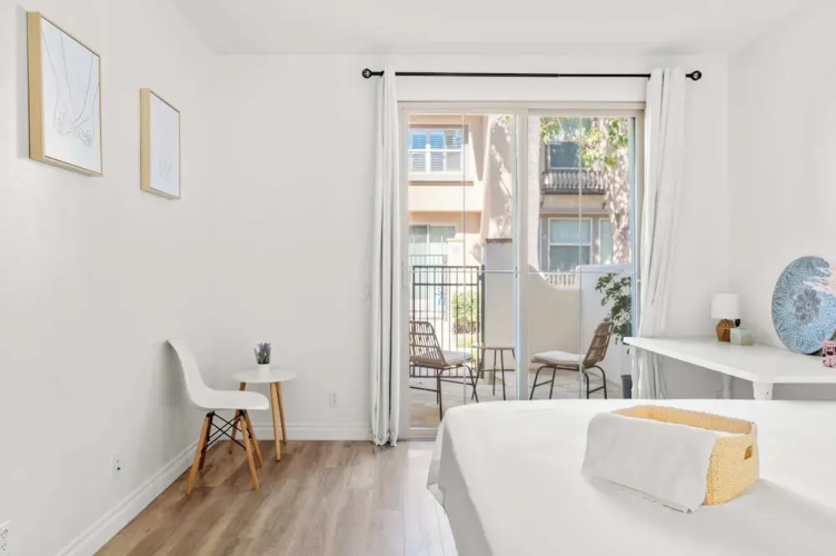 Private Entry Suite w Patio Bath Kitchenette