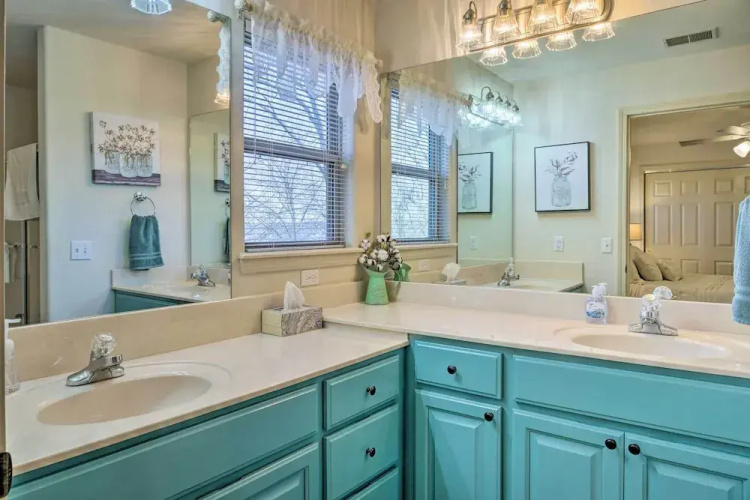 Walk-in Branson West Condo w/ Balcony, Pool Access