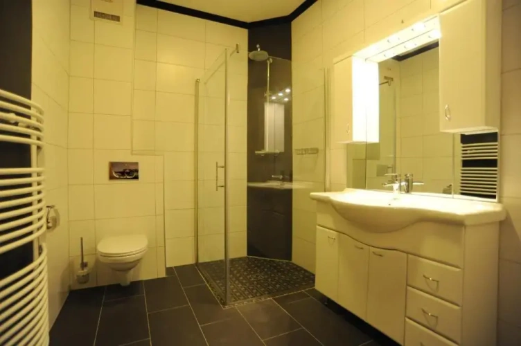 4 Bedrooms Apartment