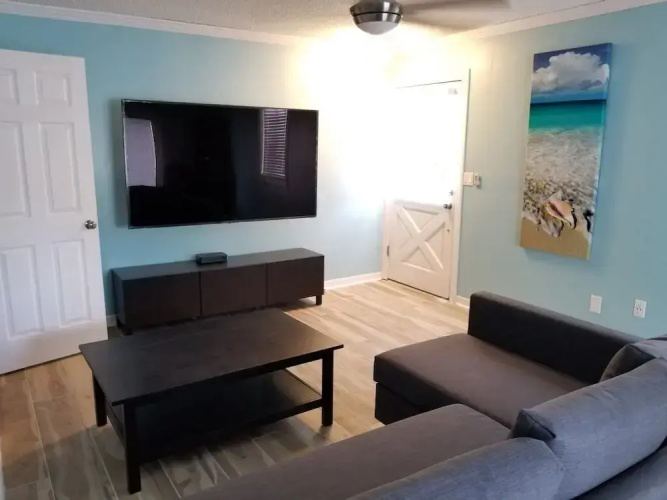 206 10 St- All 2 Bedroom Home by RedAwning