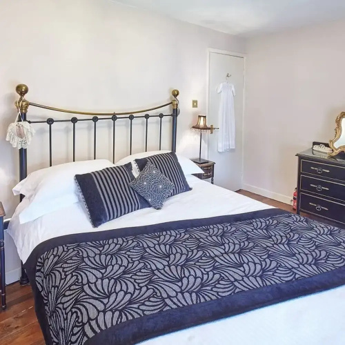Host Stay Honeysuckle Cottage