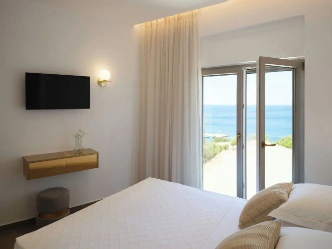 2 Bedrooms Family Suite with balcony and with sea view