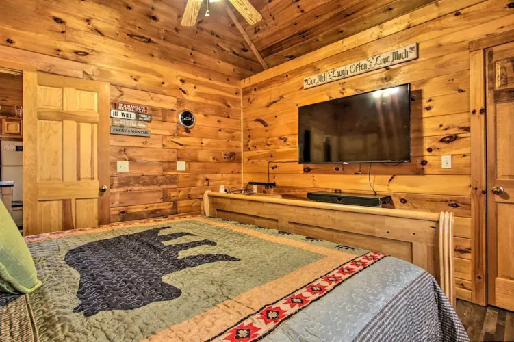 Pigeon Forge Cabin w/ Hot Tub & Mountain Views!