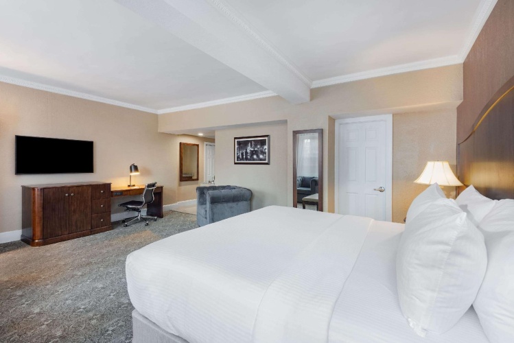 1 Bedroom Deluxe Double Suite