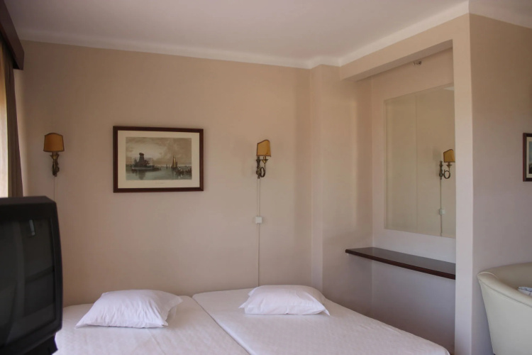 Made Inn Faro Hotel