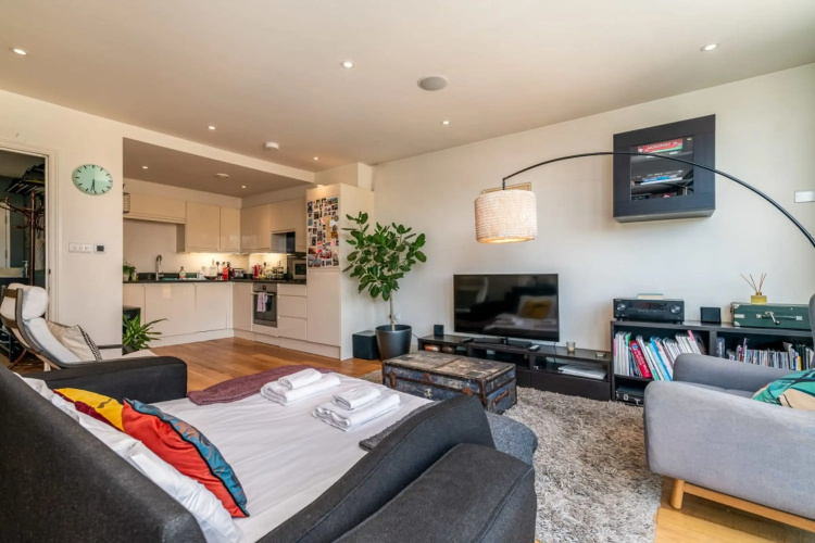 Bright & Spacious Battersea Flat