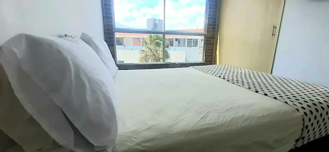 Cold AC fast Wi-Fi great location