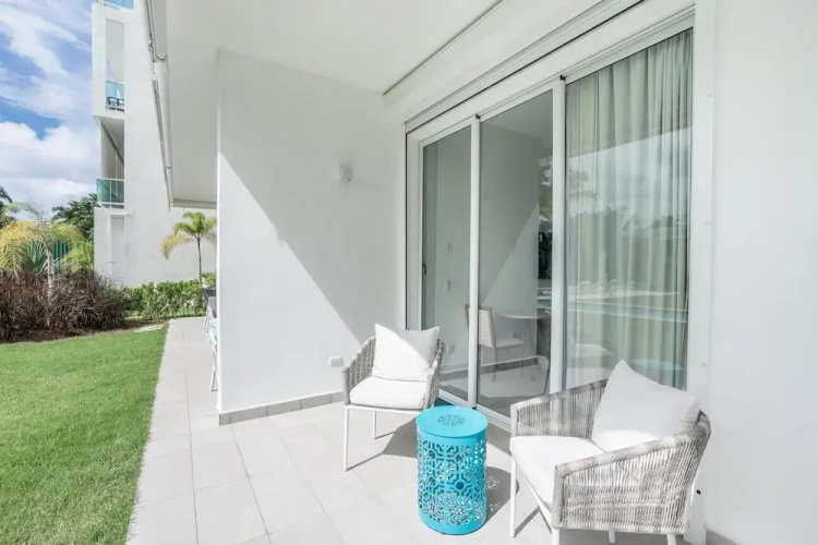 Two-bedroom apt With Pool View bbq in Lake View