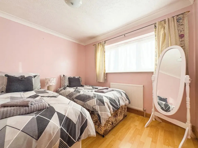 House - Sleeps 7, Private Garden & Parking