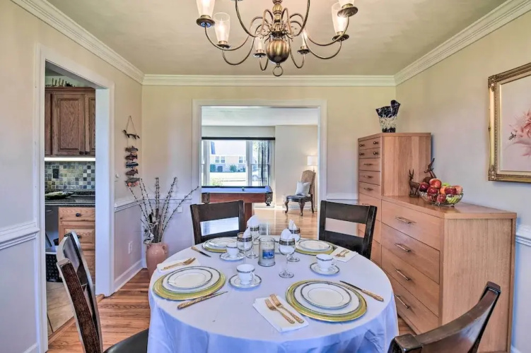 Spacious Chesapeake Home w/ Pool Table!