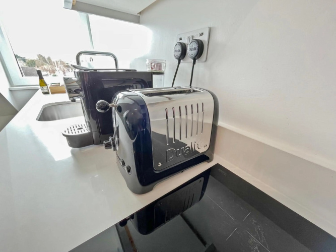 EasyStays - Modern Apartments in Windsor with Parking