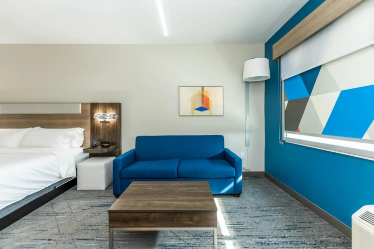 Holiday Inn Express & Suites Charlottesville - Mon