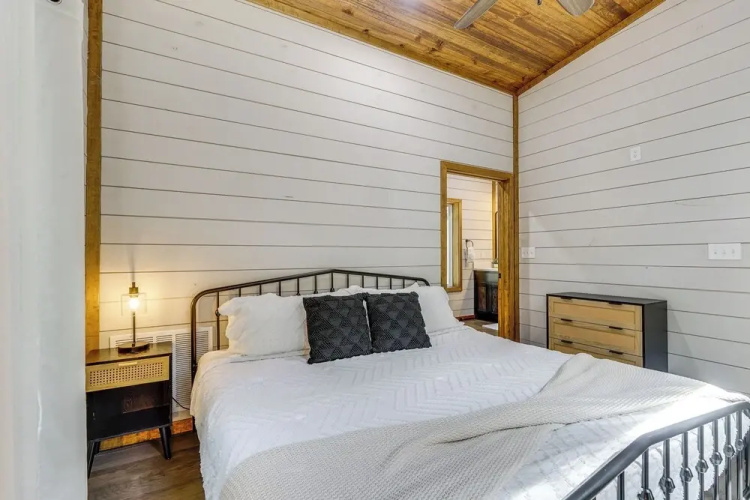 Creekside Cabin w/ Views & Hot Tub in Broken Bow