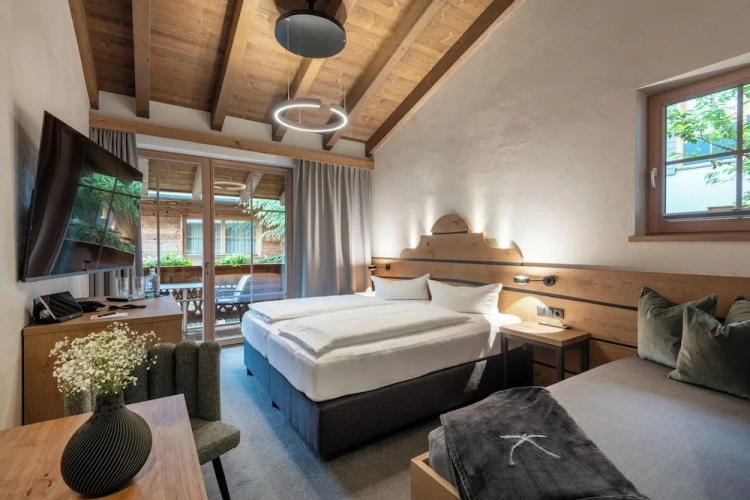Classic Double room with balcony and with mountain view