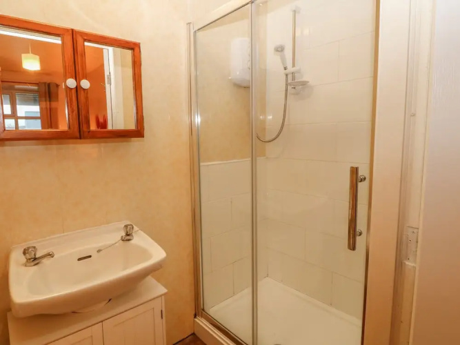 38 Plas Darien. Peredur Suite
