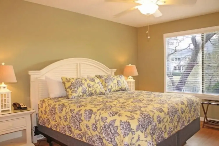 Spacious Villa Steps From Beach at Kingston!