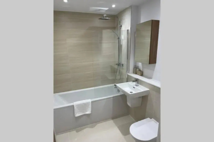 Croydon Gem Apartment - Fast train to the centre and free parking