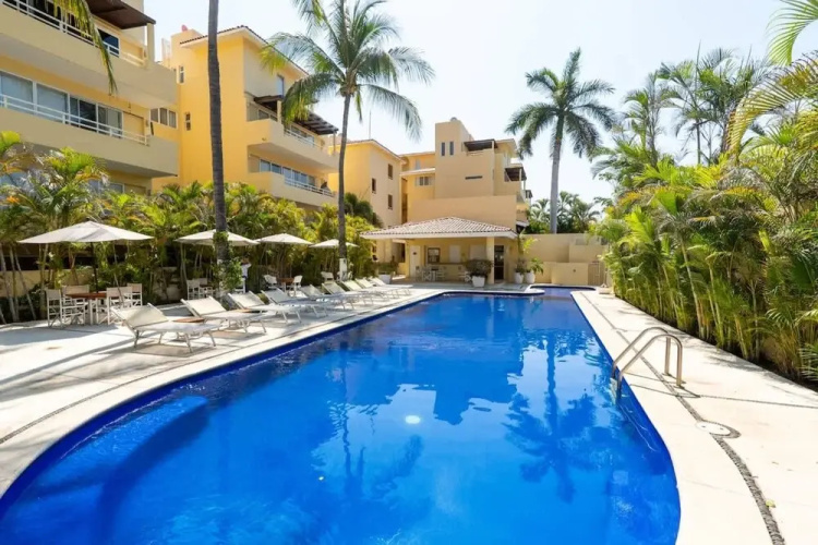 Sleeps 6 Views Beach 1 Block