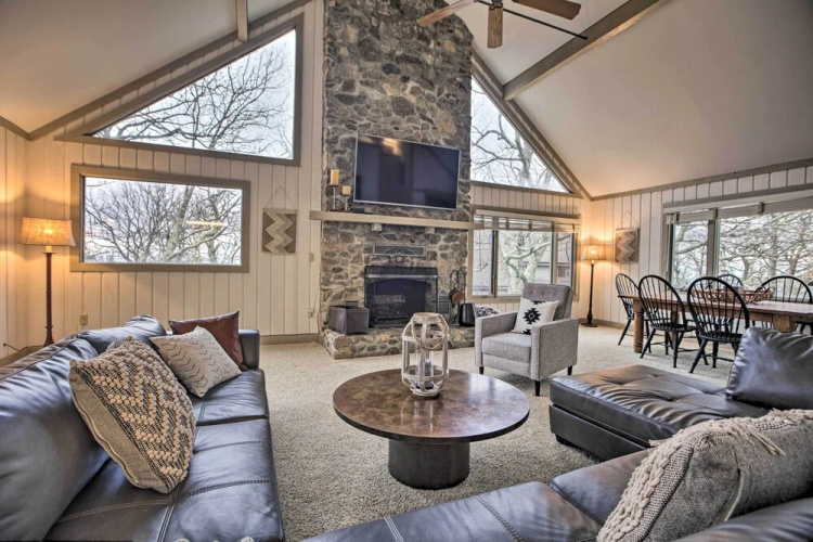 Mountaintop Wintergreen Resort Home w/ Deck, Views