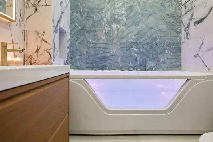 Lavie Maison Central Marais AC Hot Tub
