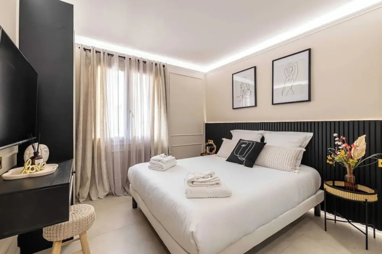 Haussmann Apartment - South-facing Balcony 2br/4p