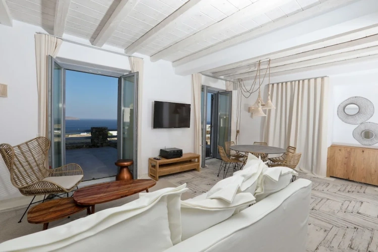 5 Bedrooms Villa