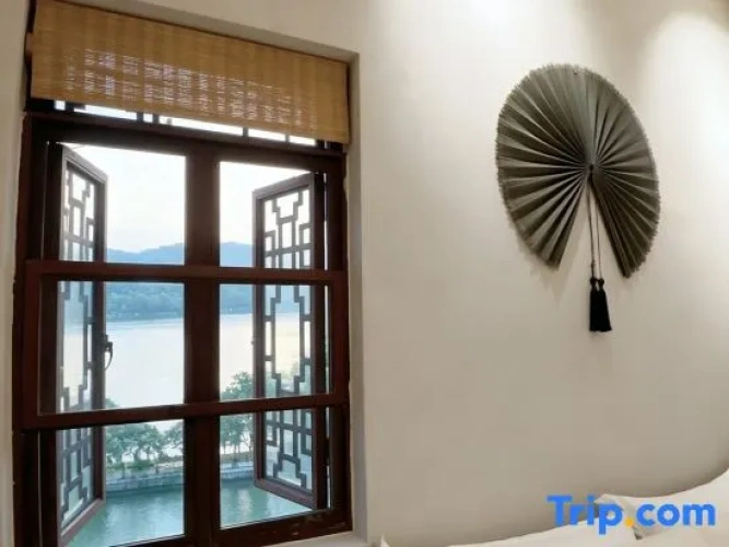 2 Bedrooms Suite with balcony and with lake view