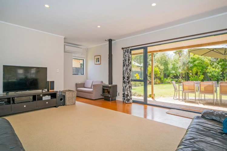 Kowhai Corner - Matarangi Holiday Home