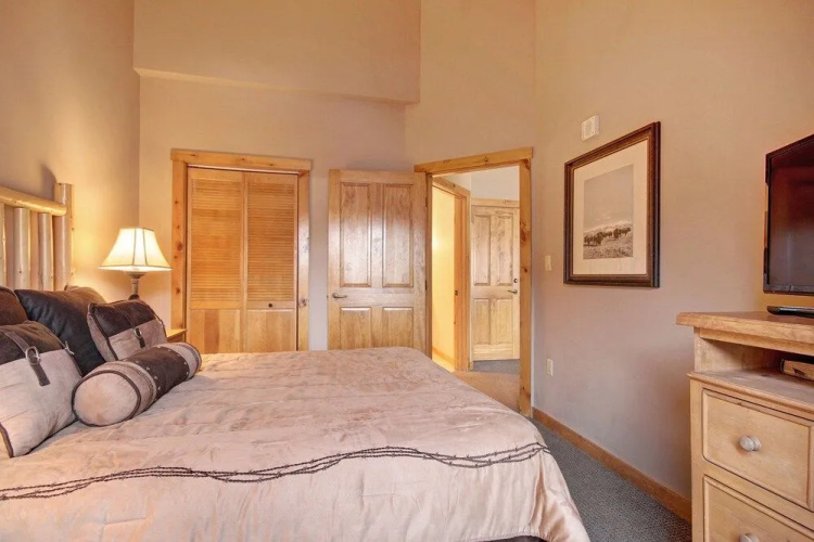 8539 Dakota Lodge by RedAwning