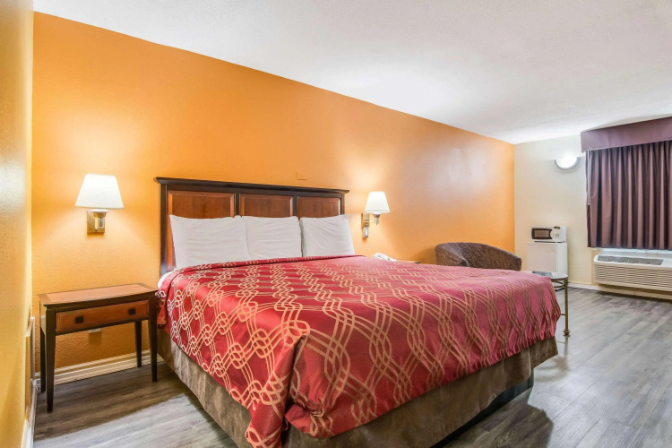 Econo Lodge At Six Flags
