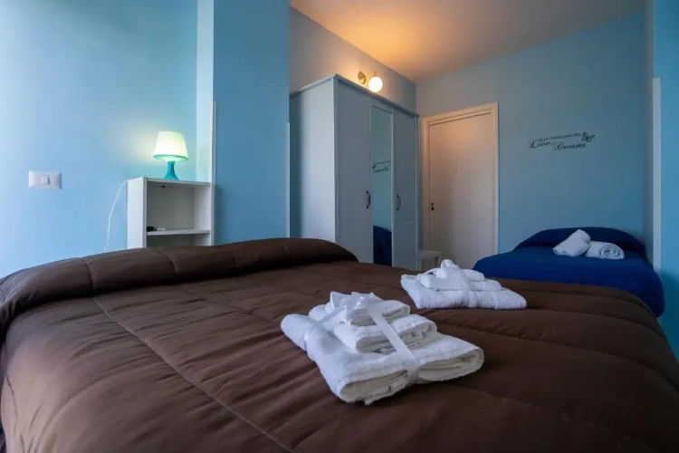 Standard Triple room