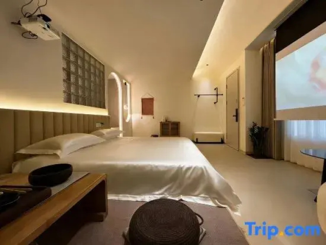 Mountain Courtyard-Style Hotel