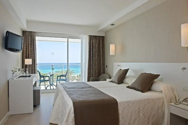 Twin room with sea view